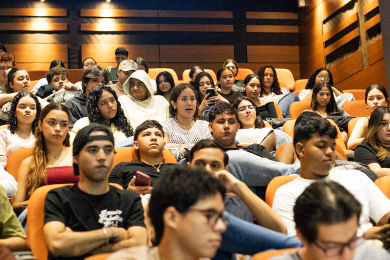 Grupo de estudiantes universitarios en un taller de Cultura Ciudadana. 