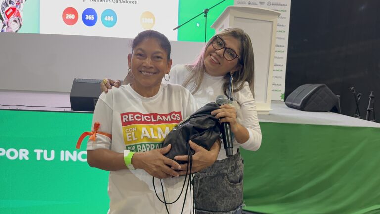 Recicladora recibiendo un kit