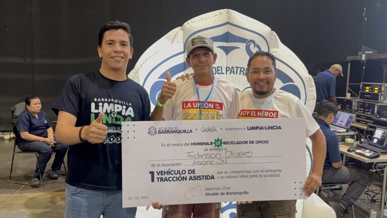 reciclador recibiendo regalo en evento.
