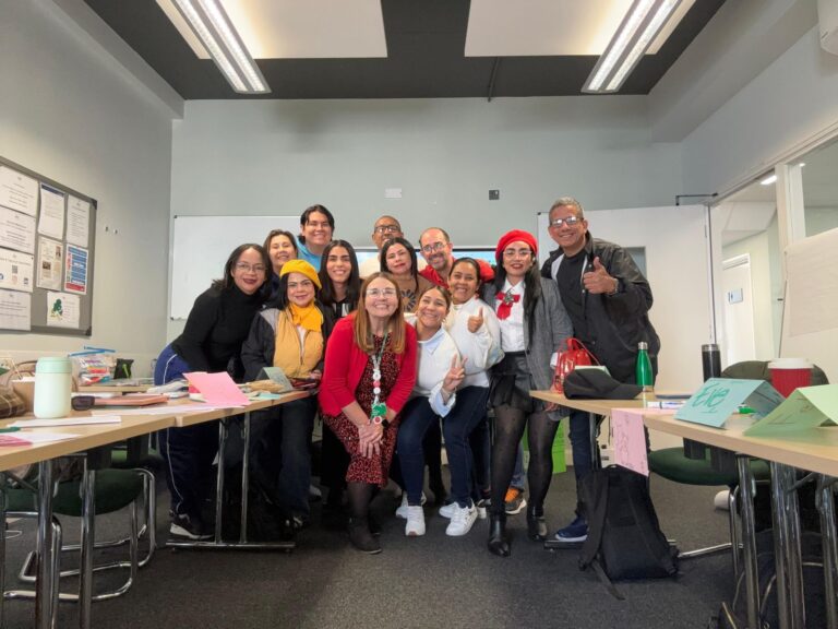 Grupo de profesores en salón de clases en el Reino Unido.
