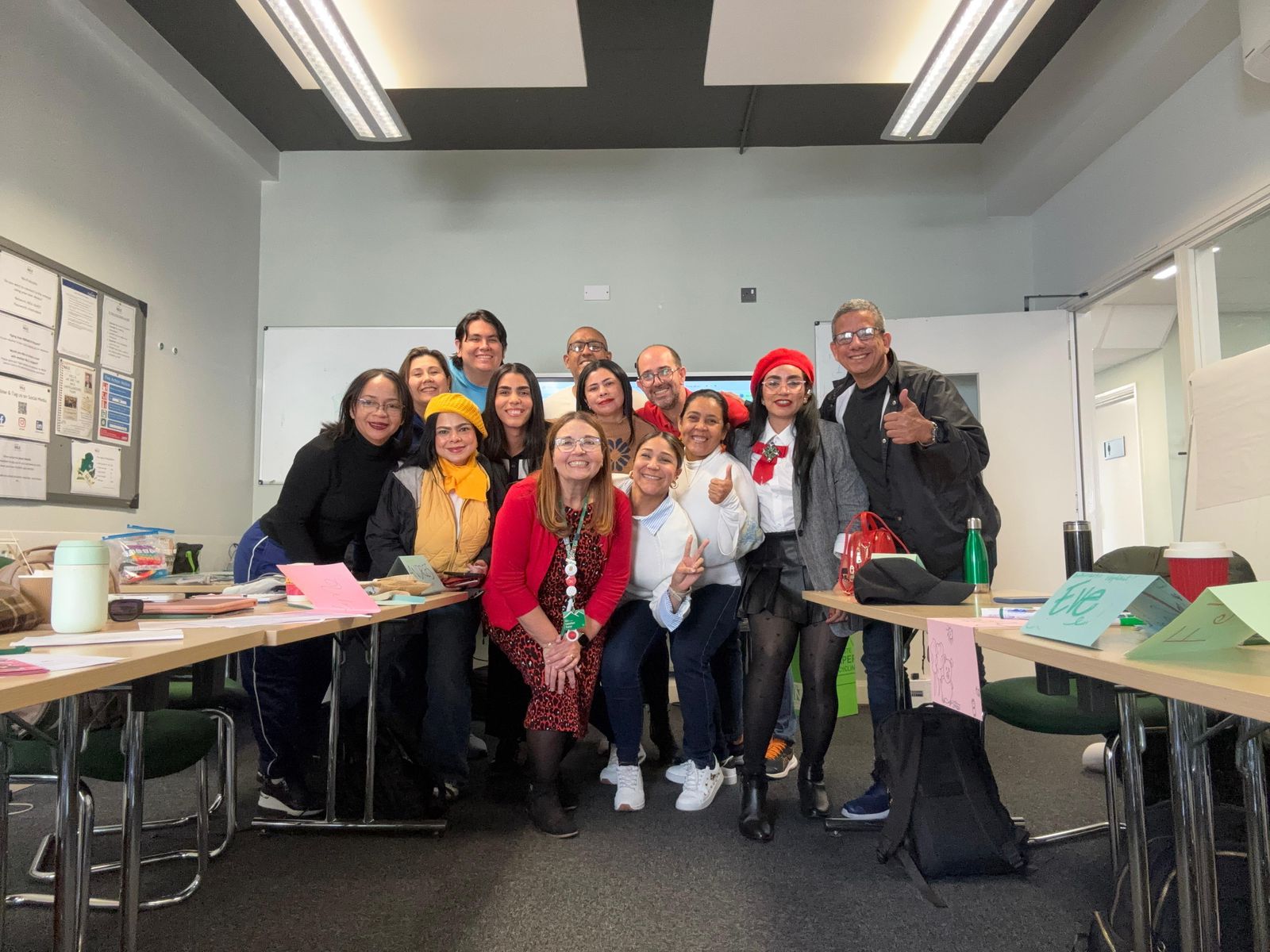 Grupo de profesores en salón de clases en el Reino Unido.