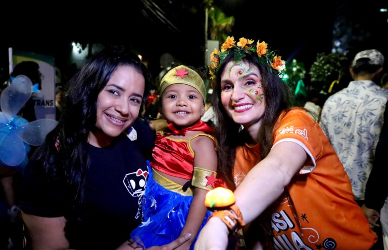 La gestora social, Katia Nule, y una madre con su hija disfrazada