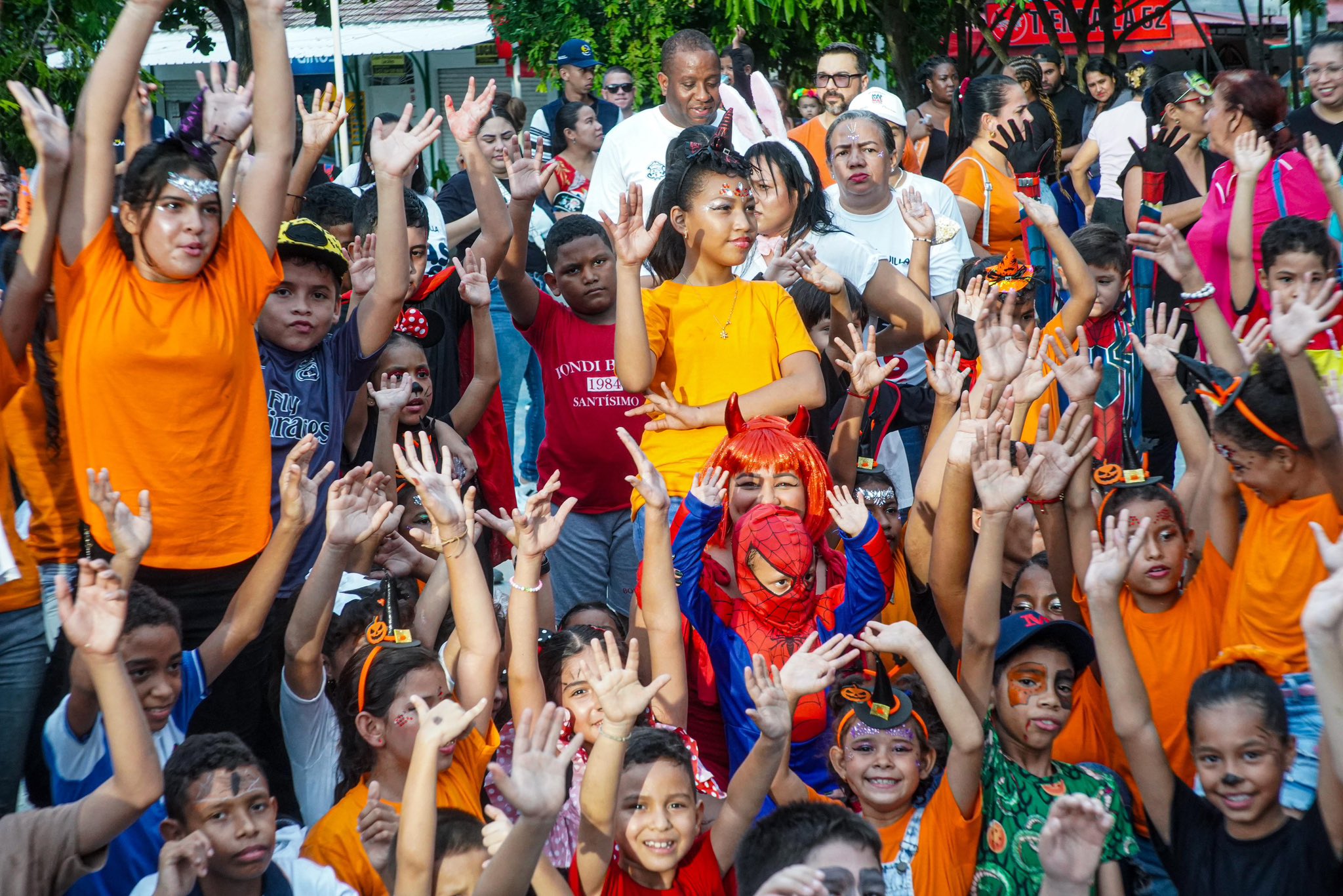 Niños disfrazados en un evento.