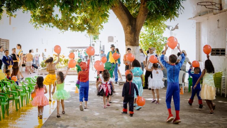 Niños disfrazados haciendo actividad.