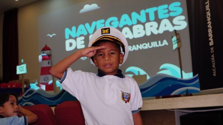 Niño en la final de concurso de lectura