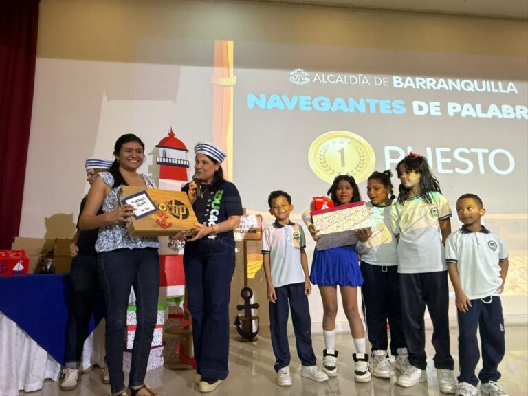 Niños siendo premiados en concurso de lectura