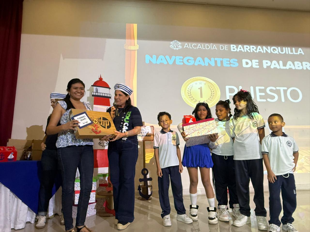Niños siendo premiados en concurso de lectura