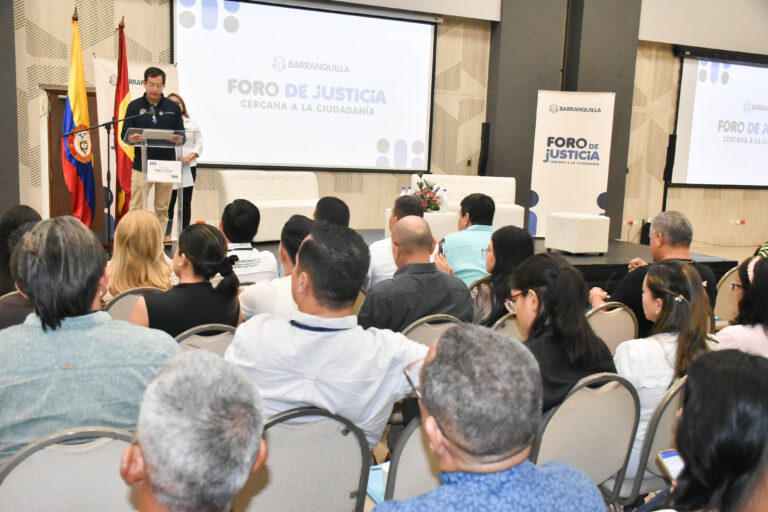 Personas escuchando en el foro de Justicia Cercana