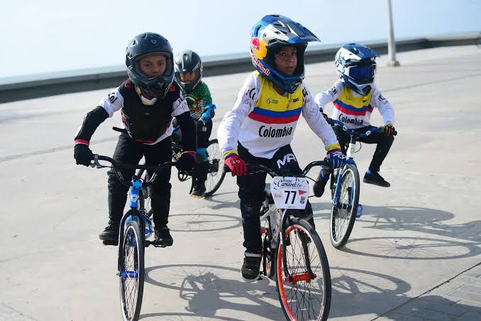 niños ciclistas