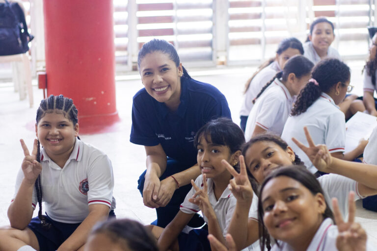Grupo de estudiantes junto a la psicóloga de oficina de Cultura Ciudadana