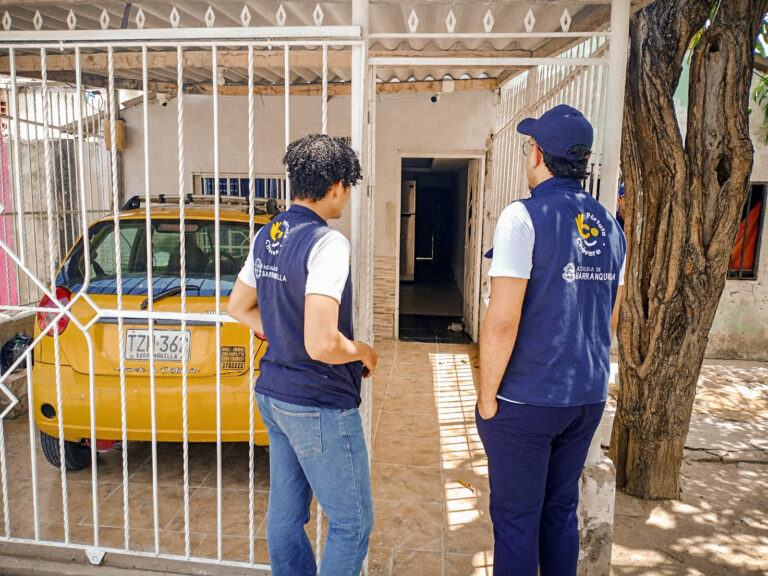Guías cívicos hablando con vecinos 
