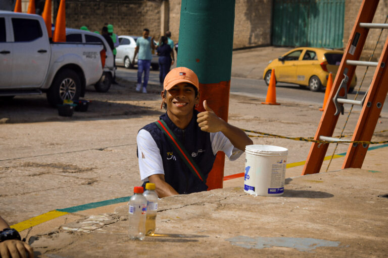 Guía Cívico pintando y sonriendo a la cámara 
