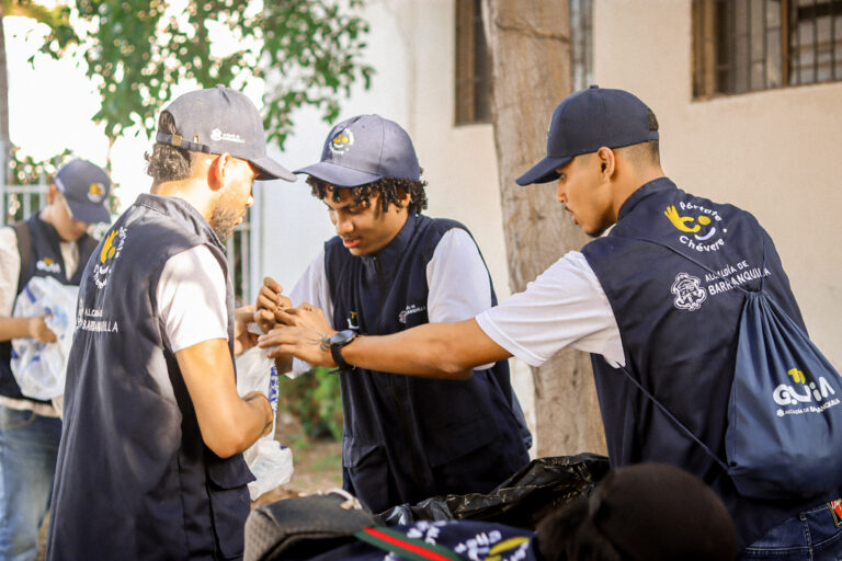 Guías Cívicos recogiendo basura 