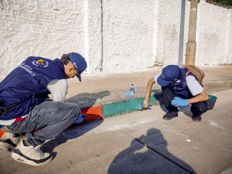 Guías Cívicos pintando un bordillo 