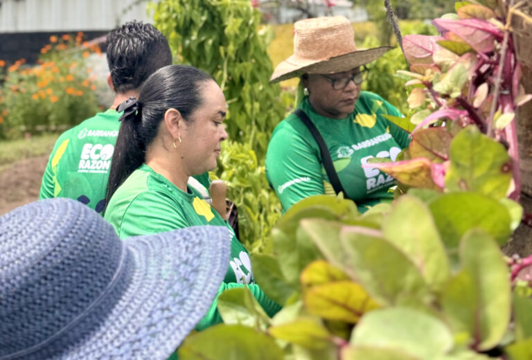 Dos mujeres en medio de las huertas