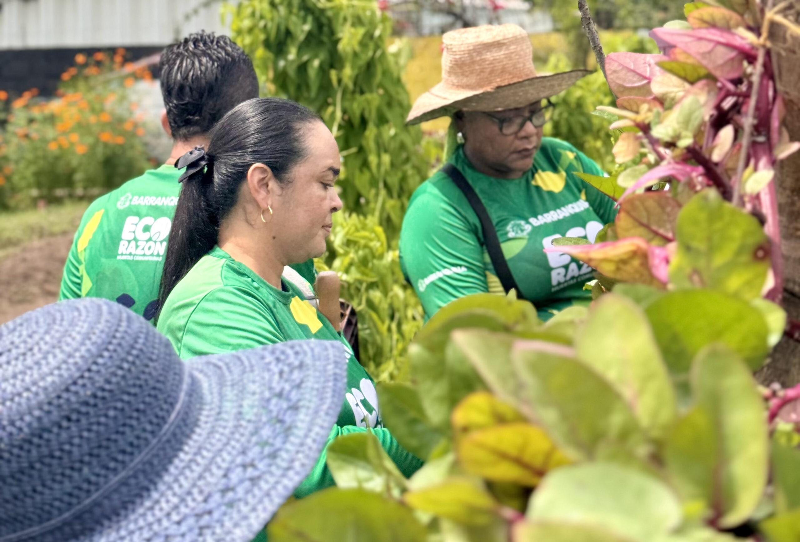 Dos mujeres en medio de las huertas