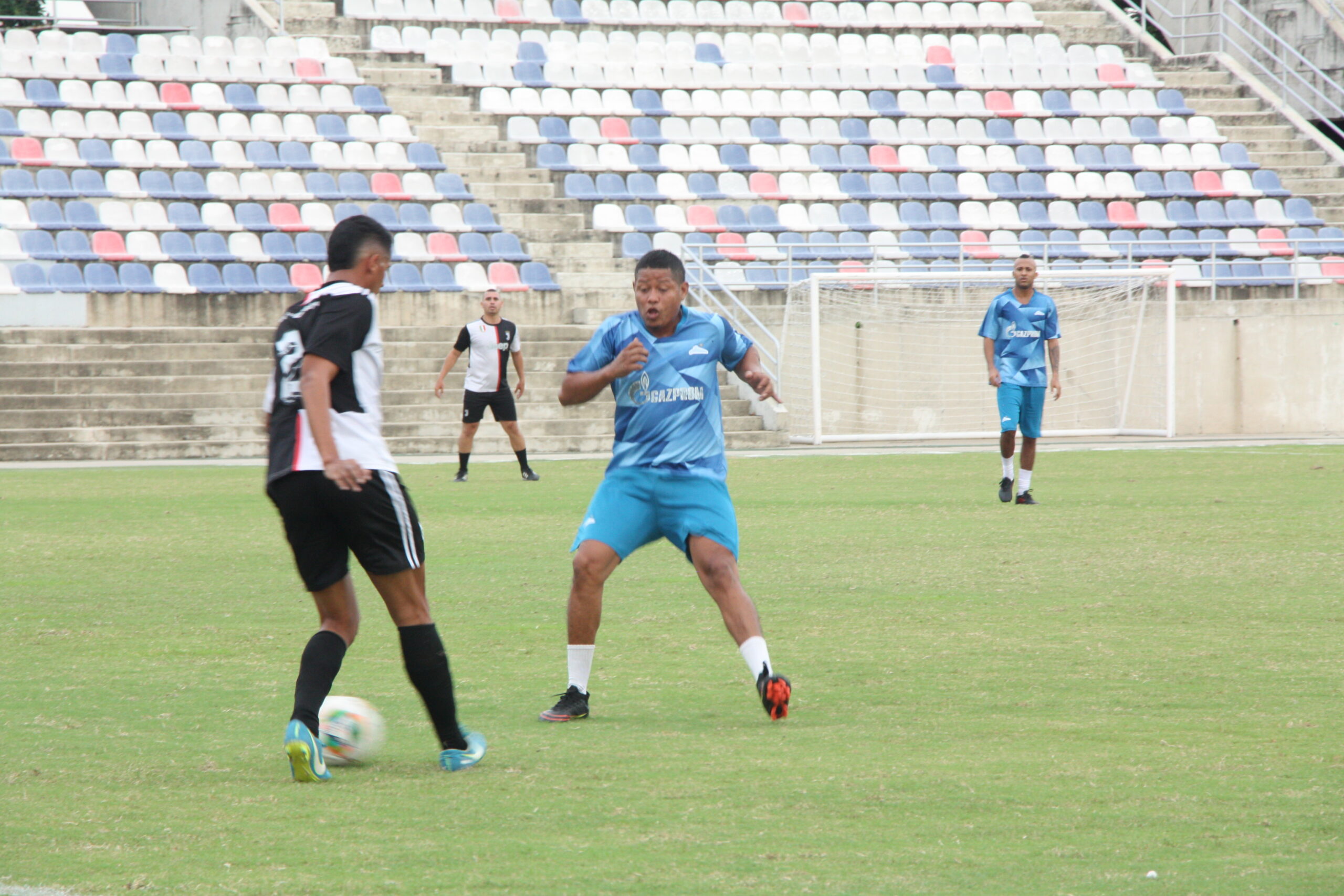 jugadores de firbol en una cancha