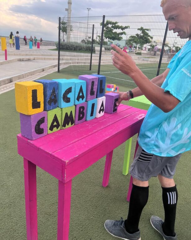 Persona de calle en un desafío con cubos en una mesa