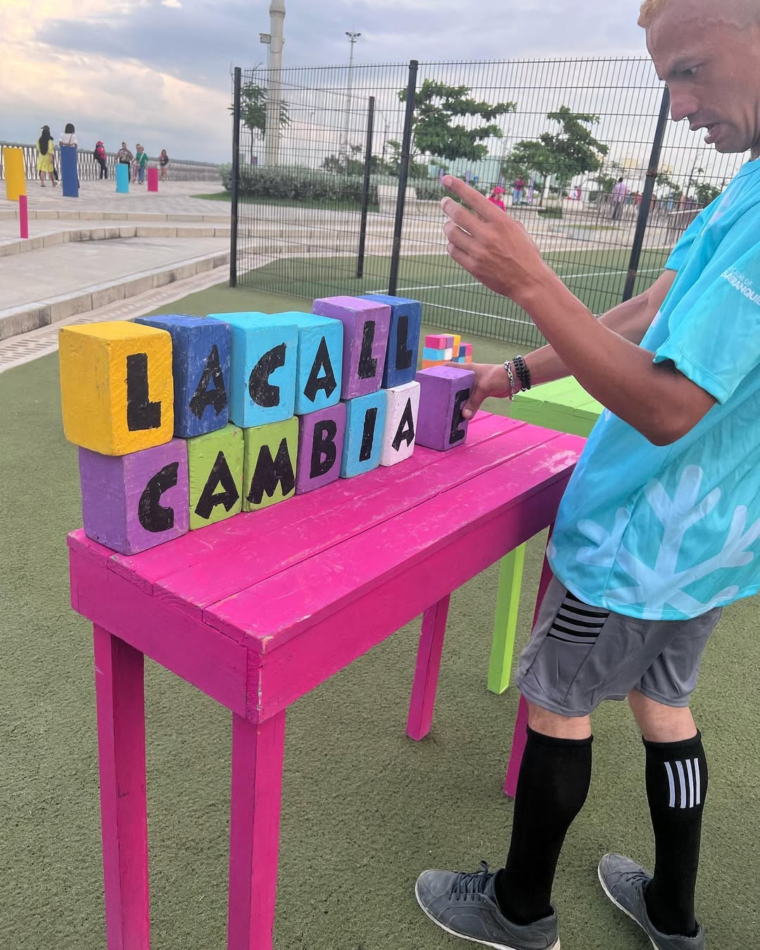 Persona de calle en un desafío con cubos en una mesa