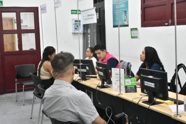 Personas siendo atendidas en módulos de atención Intégrate