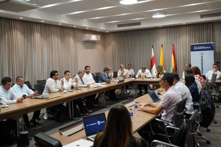 Personas reunidas alrededor de una mesa