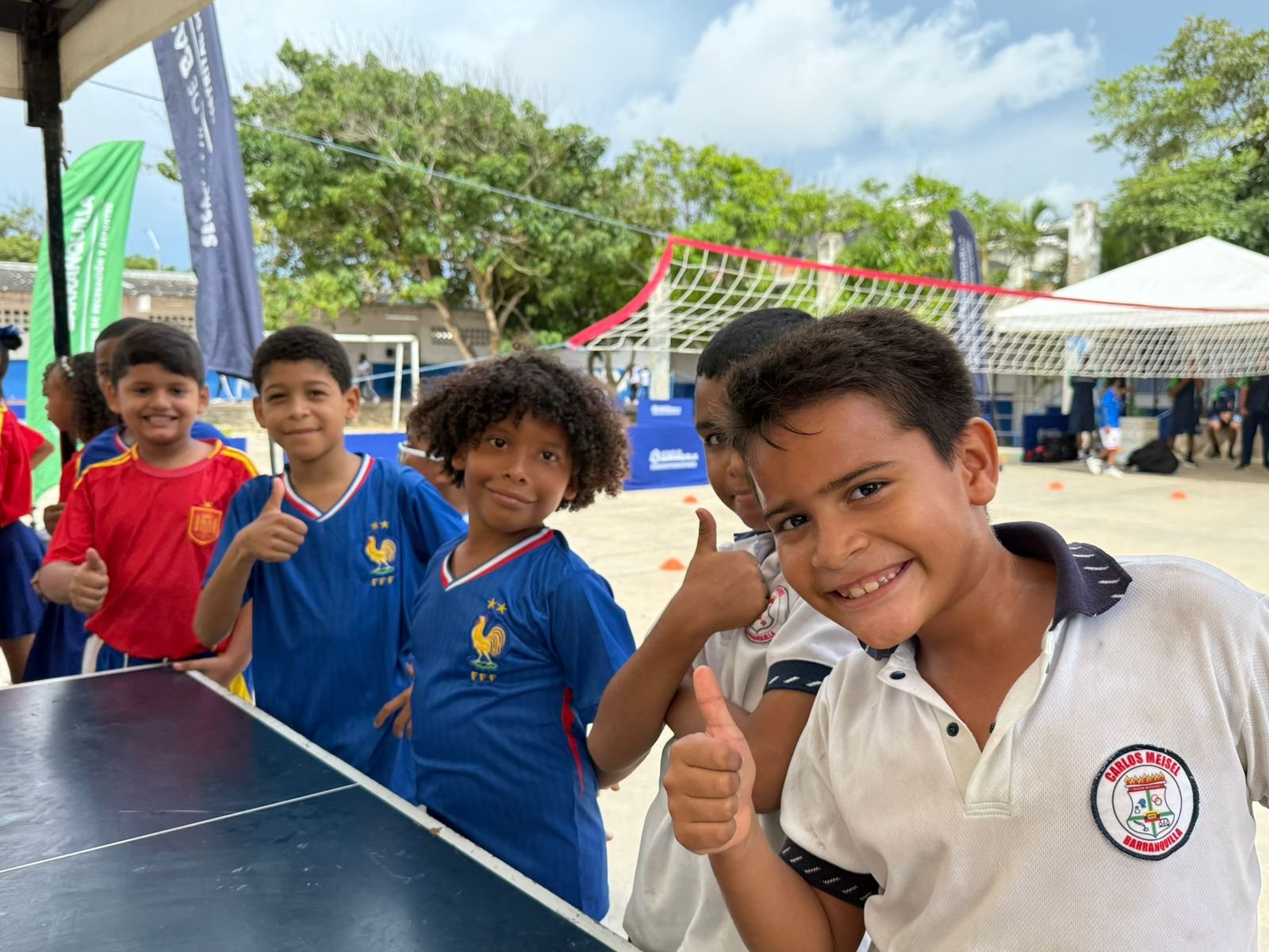 niños disfrutando de las olimpiadas recreativas