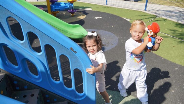 niños jugando en un parque