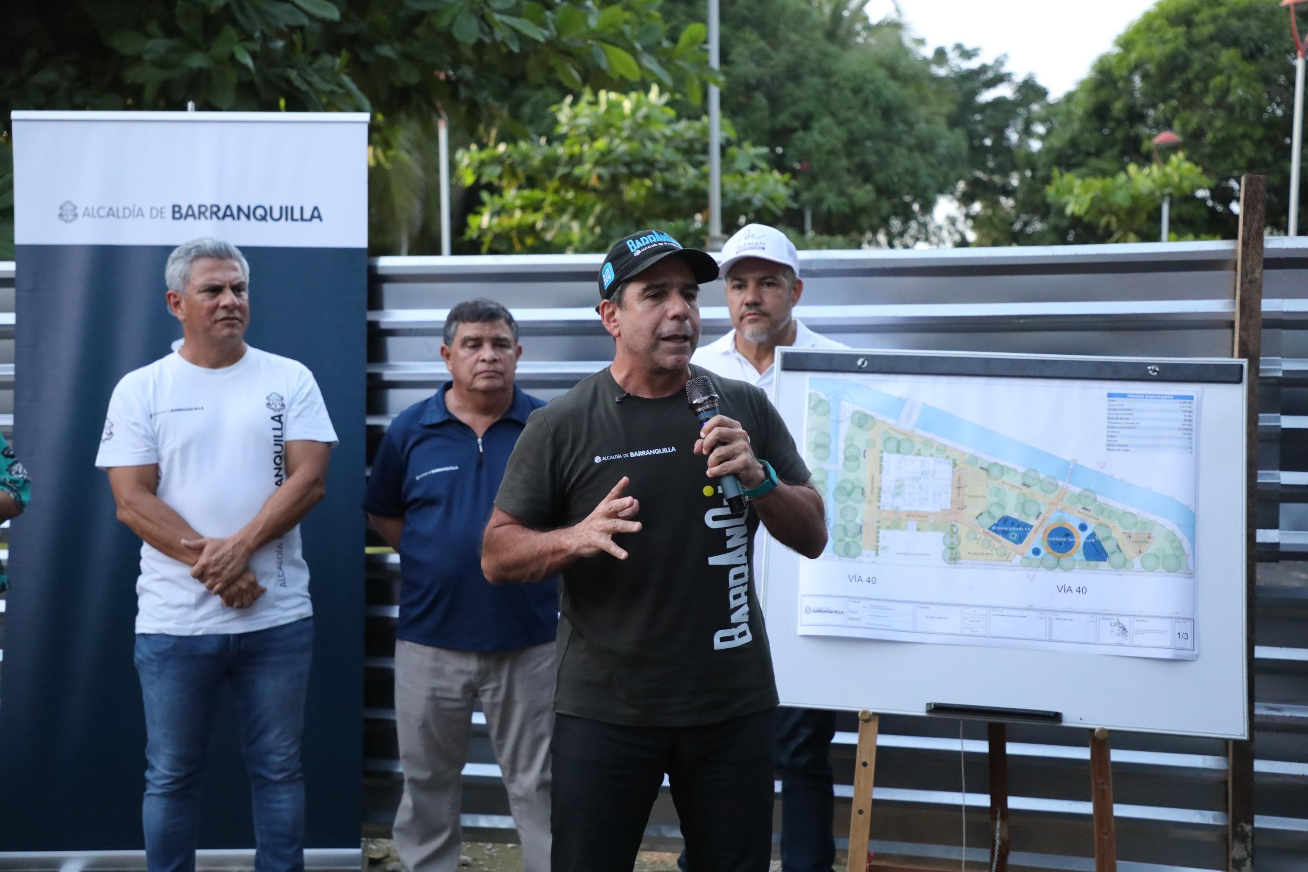 Barlovento quedará a otro nivel con su nuevo PASO y su parque renovado: alcalde Char Alcalde Char con secretario de Obras mostrando plano del PAO Barlovento