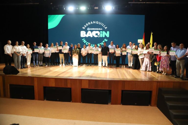 Participantes de la premiación de BaqIn