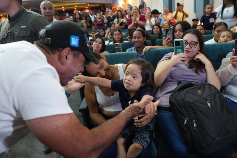 Una niña abrazando al alcalde Alejandro Char