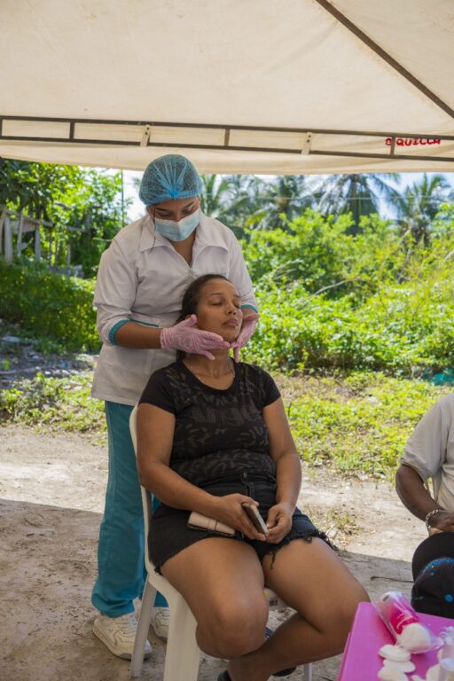 Mujer recibe un masaje facial durante taller de autocuidado