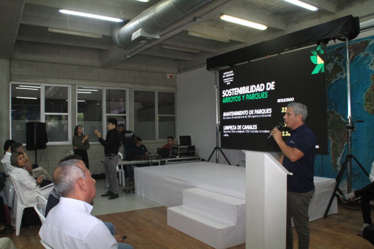 Funcionario del Distrito hablando.