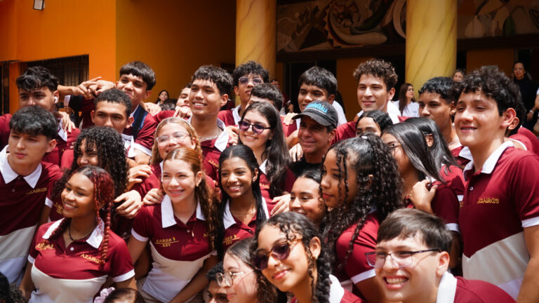 Alcalde Alejandro Char con estudiantes de colegio