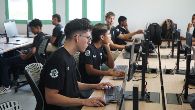 Jovenes frente a computadores en una sala de informática