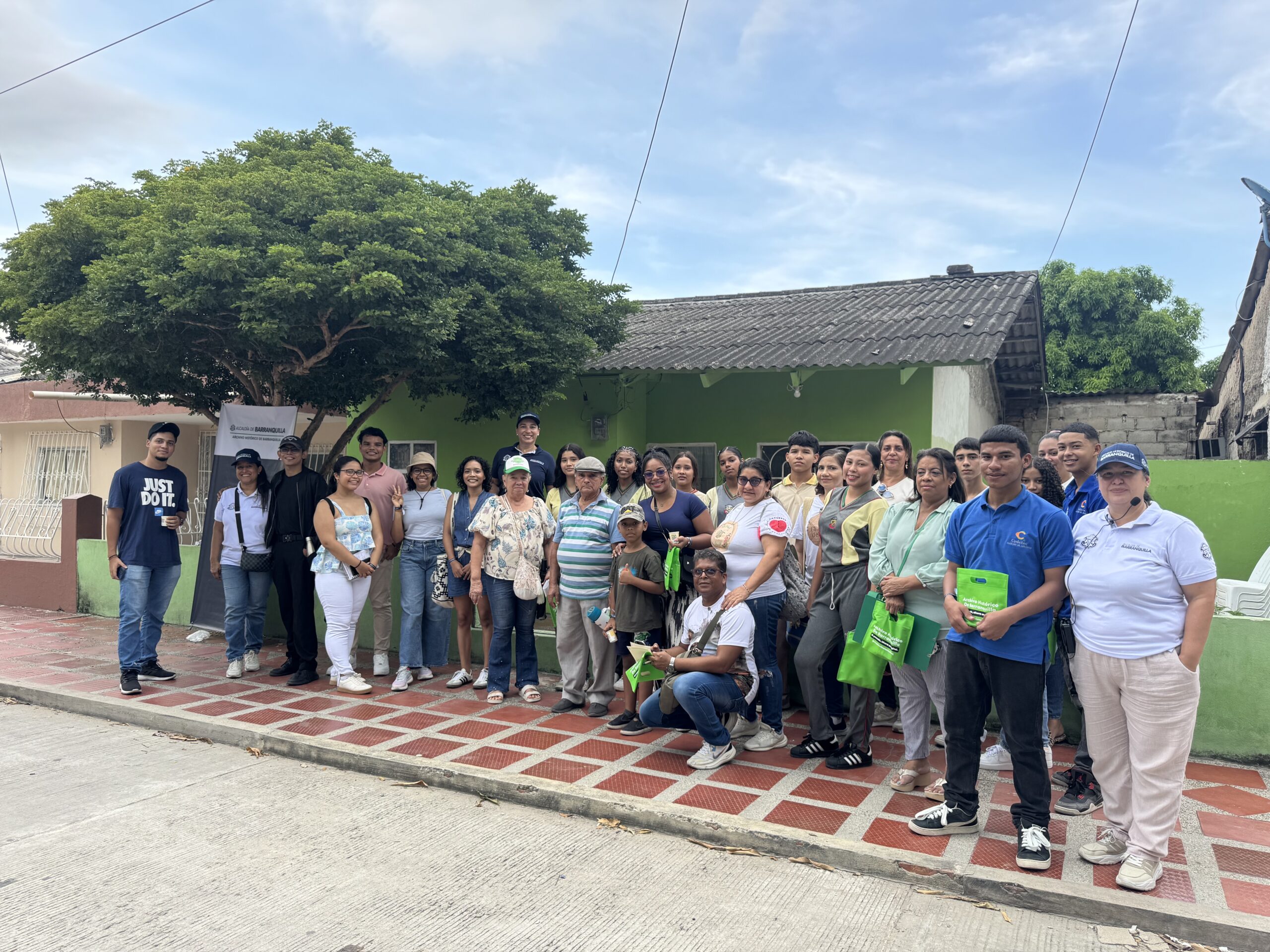 Barranquilla celebra el Mes de los Archivos con Rutas Patrimoniales Personal de rutas patrimoniales posando para la foto