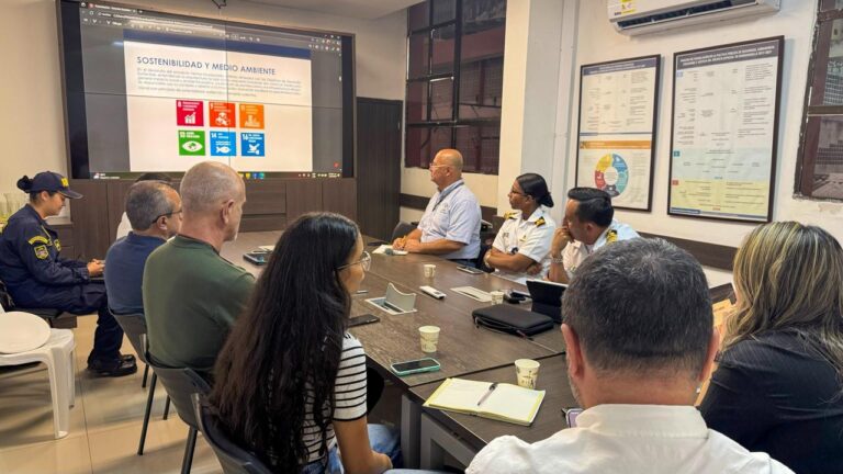 Personas socializando el proyecto de la Estación Guardacostas de Barranquilla