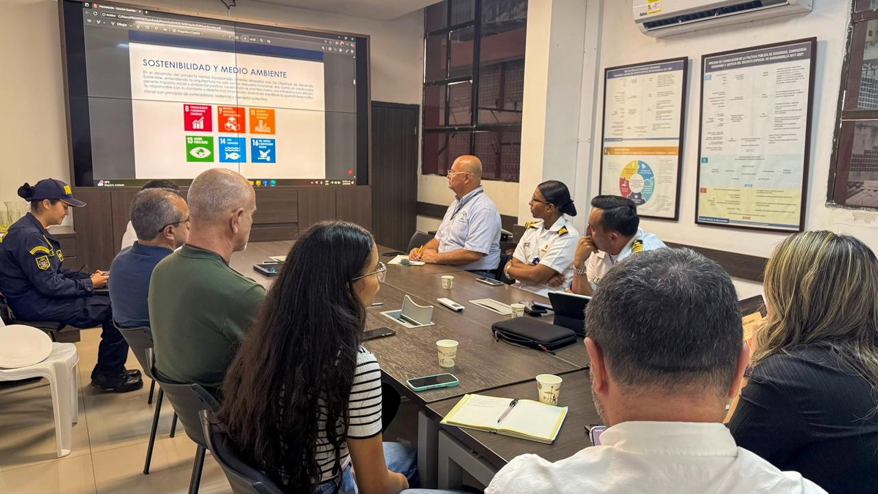 Personas socializando el proyecto de la Estación Guardacostas de Barranquilla