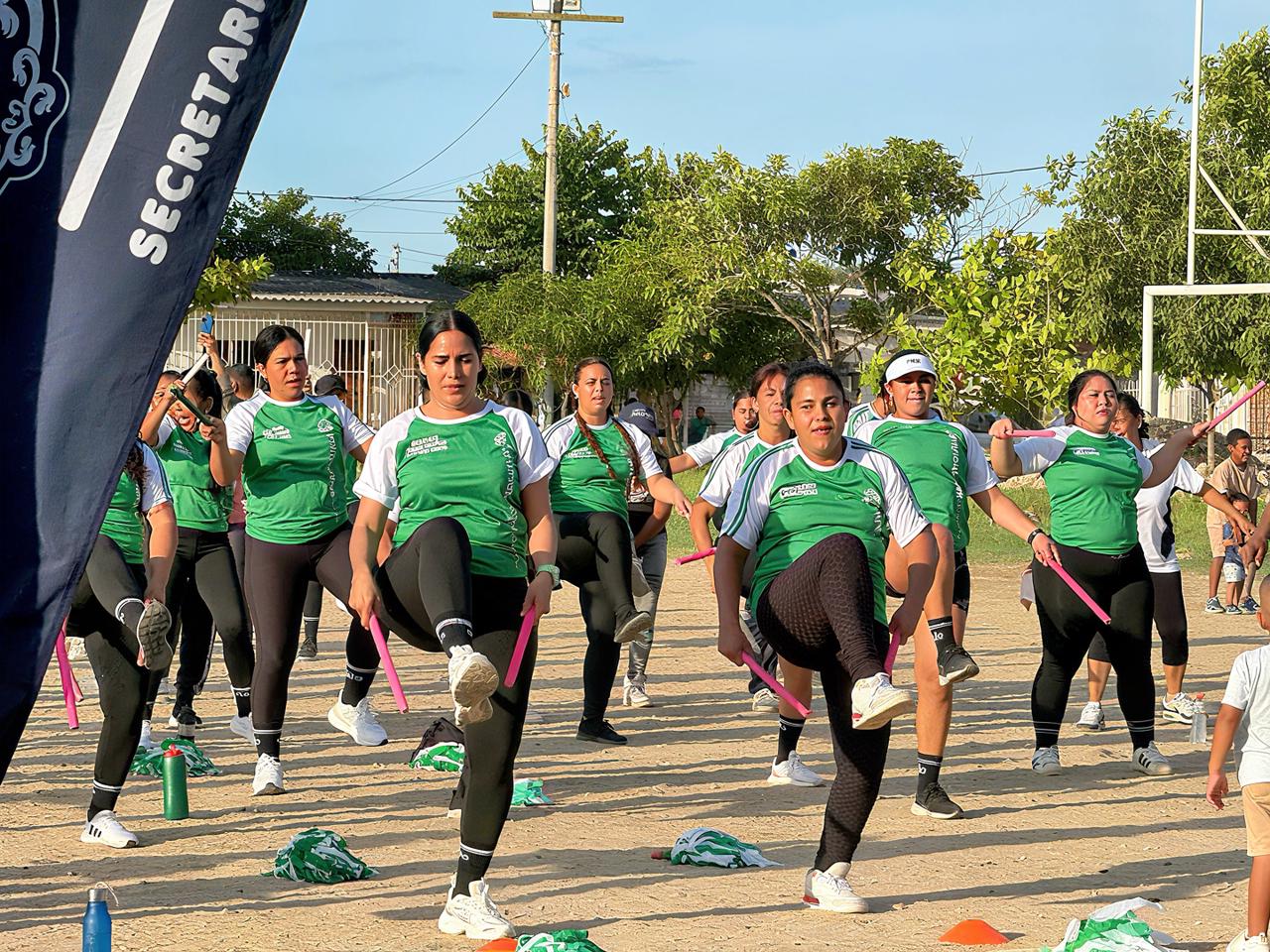 Usuarias de nuestras ferias recreativas realizando actividad física