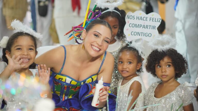 La reina del Carnaval 2026, Michelle Char, junto a niños de un CDI.