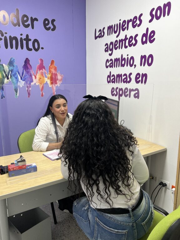 Funcionaria atendiendo a ciudadana