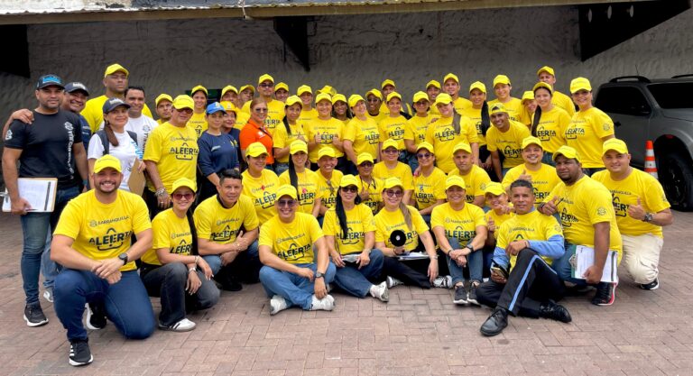 Brigadistas de la Alcaldía posan en grupo de dos filas vistiendo sueter amarillo