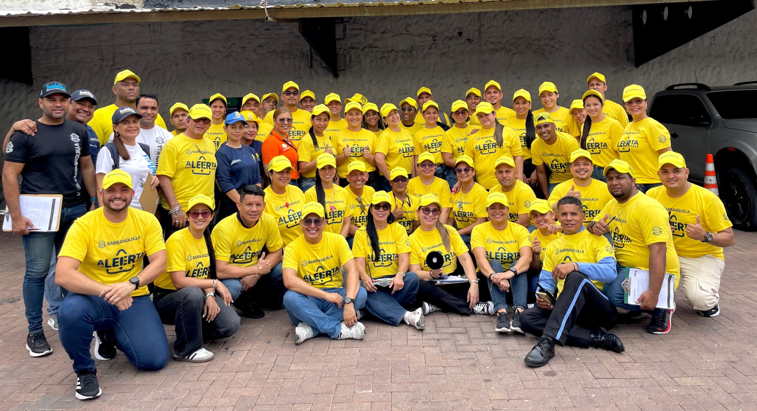 Simulacro Nacional de Respuesta a Emergencias 2025 Brigadistas de la Alcaldía posan en grupo de dos filas vistiendo sueter amarillo