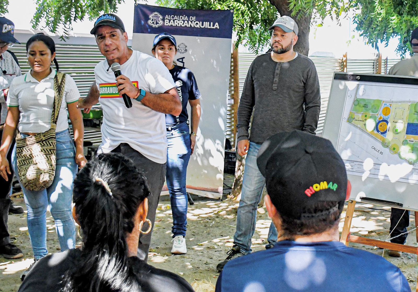 Alcalde muestra plano de parque a la comunidad