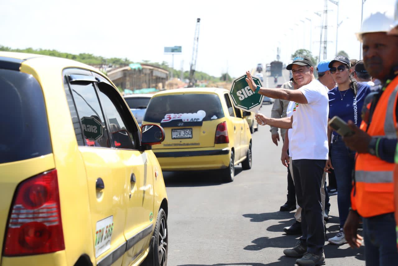 Alcalde Char hace señal de SIGA a taxis en el intercambiador vial de la Circunvalar