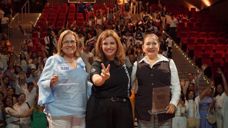 Secretaria de Educación, Paola Amar con rectoras de colegio.