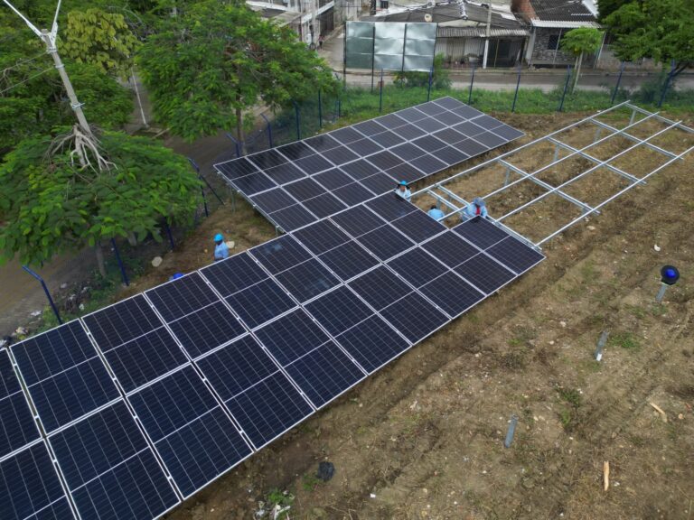 Trabajadores instalando páneles solares