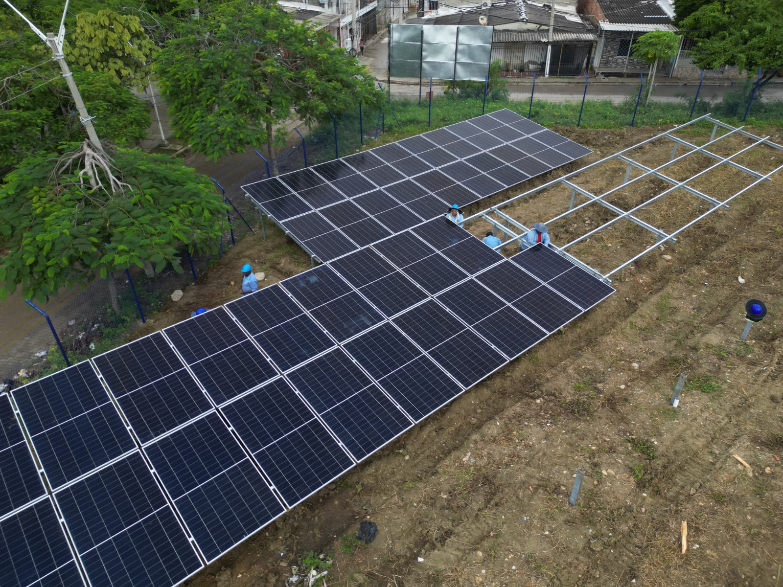 Trabajadores instalando páneles solares
