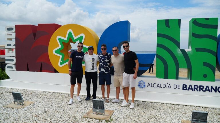 El alcalde Alejandro Char con el ciclista Rigoberto Urán y otros invitados en Puerto Mocho.
