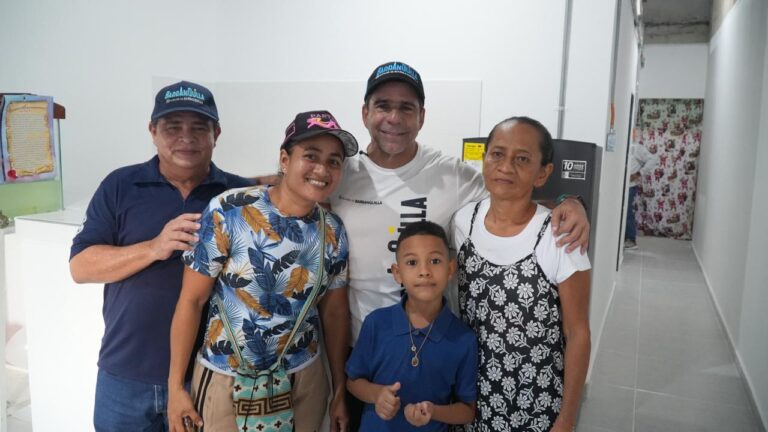 Alcalde Char, el secretario de Obras Públicas, Rafael Lafont, y una familia que recibió un Mejoramiento de Vivienda