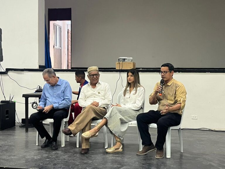 Oswaldo Sampayo y Julio Adán Hernández junto a dos jóvenes Panelistas en encuentro de comunicación escolar